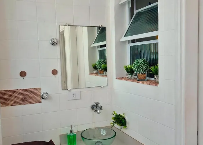 Quarto Privativo a 4 Minutos a pé da Praia da Pitangueias, Guarujá